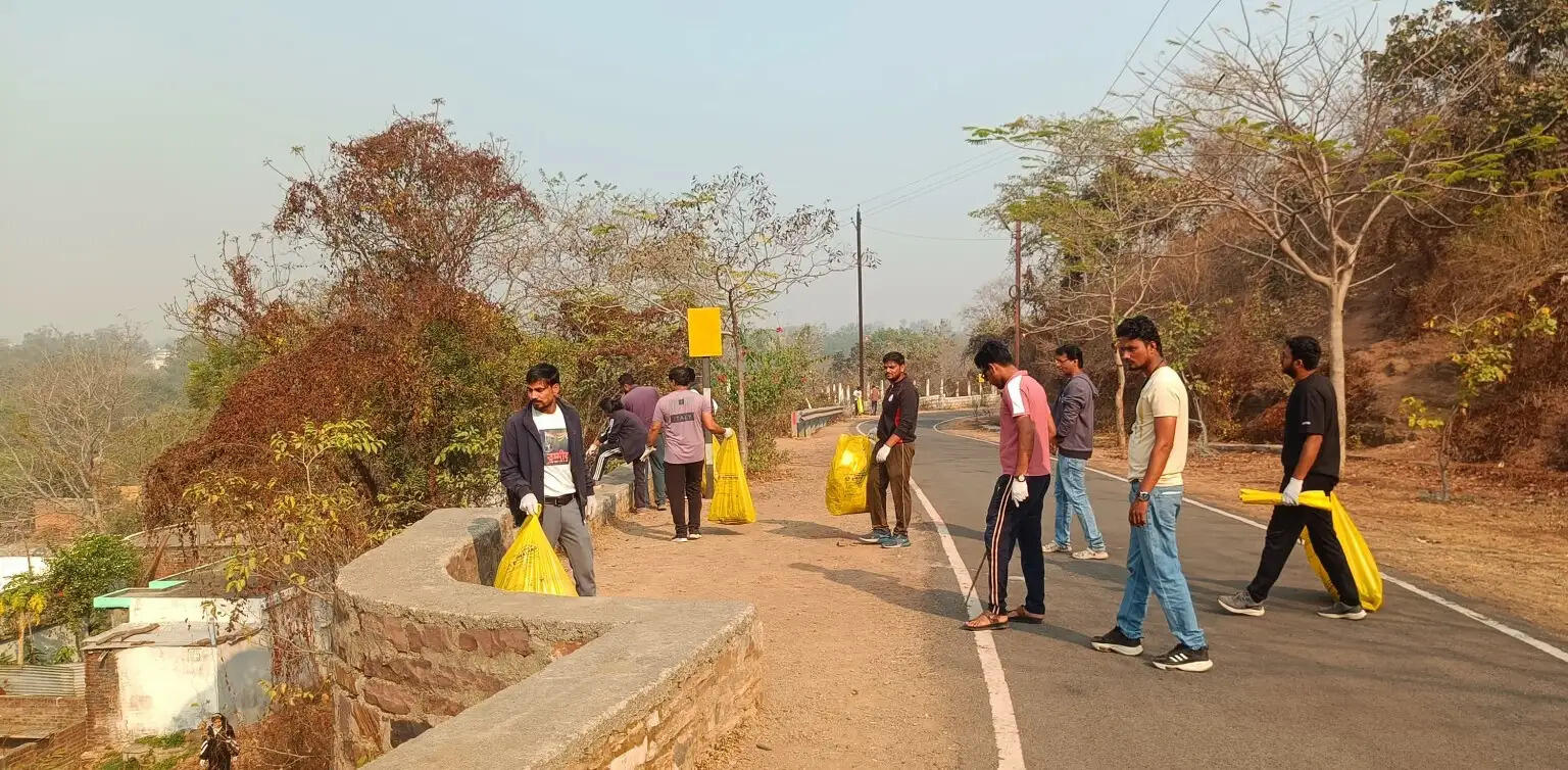 दमोह: टीम उम्मीद ने साफ-सफाई कर दिया स्वच्छता का संदेश