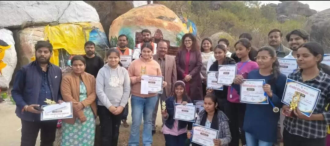 गोरखगिरि पेंटिंग फेस्टिवल में कलाकारों को डीएम ने किया पुरस्कृत