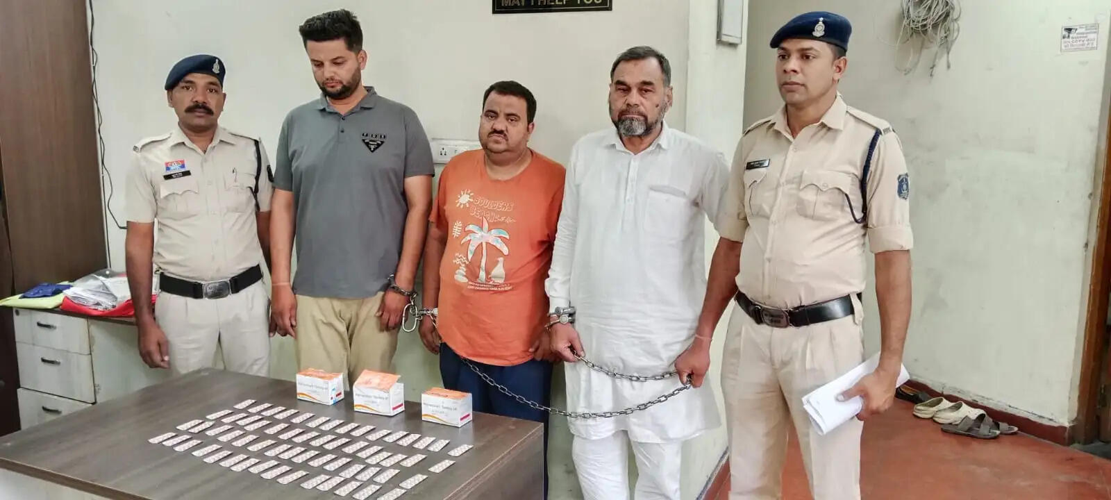 छग : चार अलग-अलग प्रकरणों में नशे का सामान बेचते एक महिला समेत 12 आरोपित गिरफ्तार