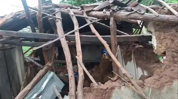 हाथियों ने दो मकानों को किया क्षतिग्रस्त, लोगों ने भागकर बचाई जान