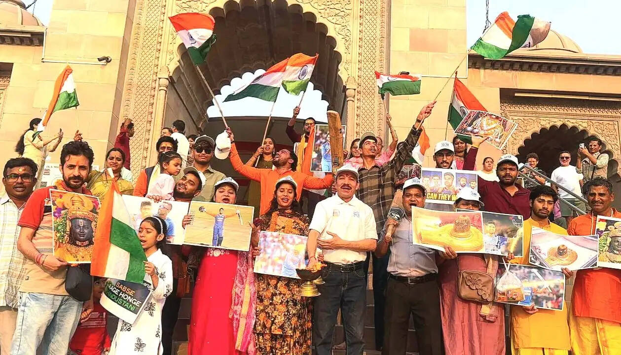 टी-20 विश्वकप क्रिकेट का उत्साह, सेमीफाइनल में भारत की जीत के लिए मां गंगा की आरती कर की कामना