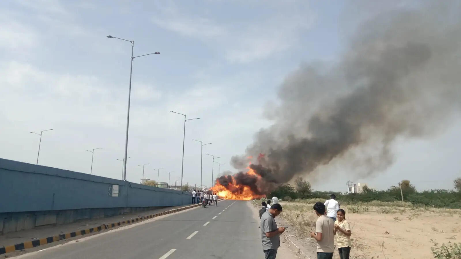 एथेनॉल से भरा टैंकर पलटा, 200 मीटर तक फैली आग, ड्राइवर जिंदा जला