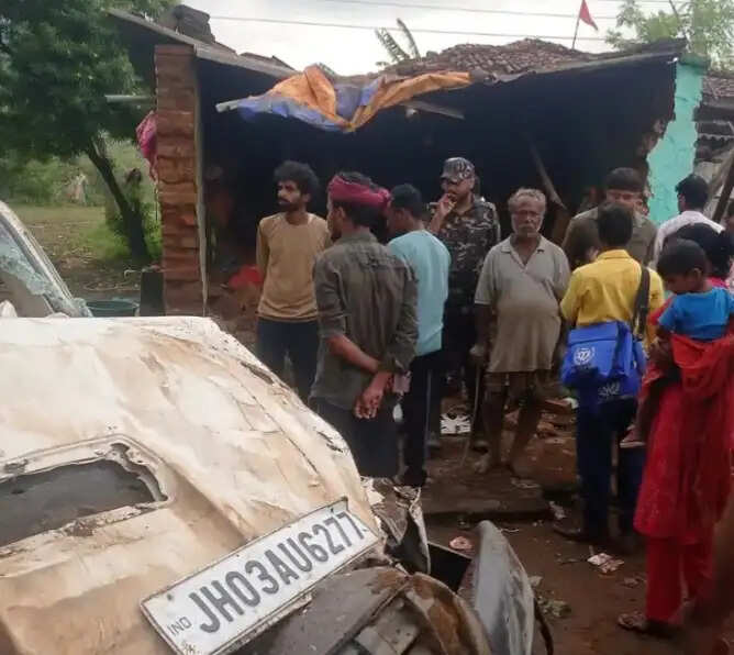 घर में घुसी स्कॉर्पियो, चालक सहित दो की मौत