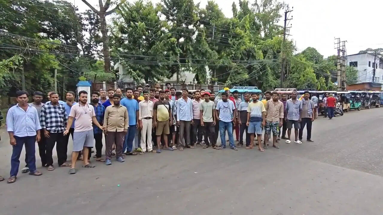 नए ट्रैफिक नियमों से टोटो चालकों का रोजगार संकट में, किया प्रदर्शन