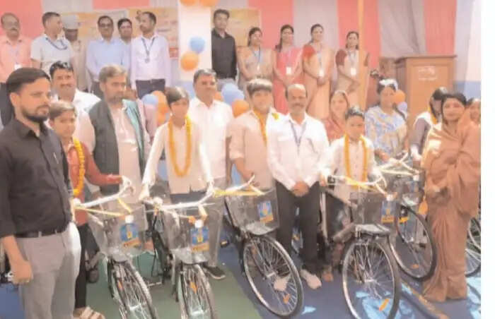 सांदीपनी विद्यालय में जिला स्तरीय प्रवेशोत्सव आयोजित, “स्कूल चलें हम” अभियान की शुरुआत