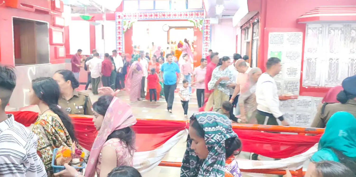 नवरात्र के पहले दिन मनसा देवी और चंडी देवी मंदिर में भक्तों की लंबी कतारें, व्यवस्था संभालने में जुटी पुलिस