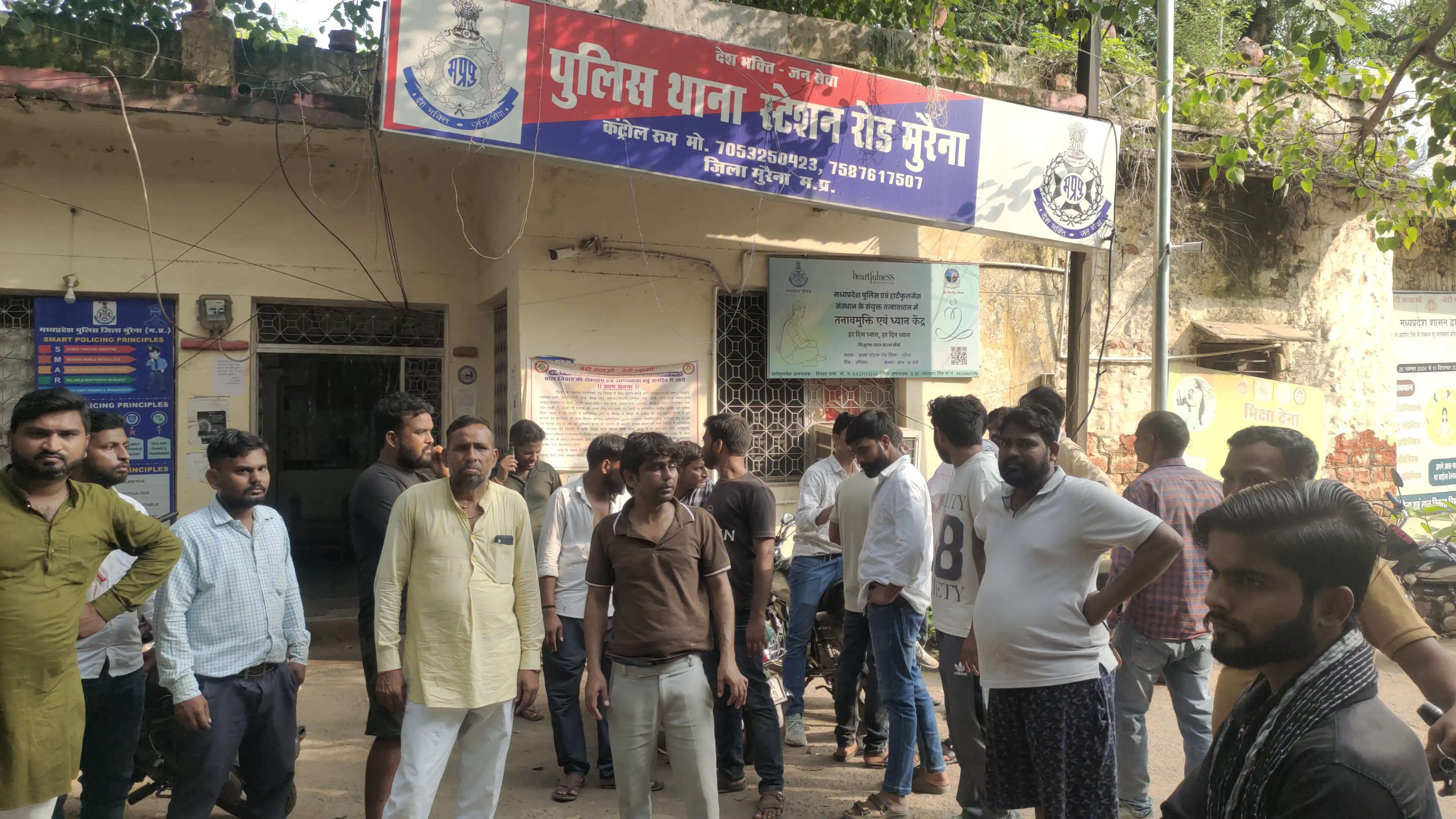 मुरैनाः हफ्ता न देने पर बदमाशों ने दुकानदार भाइयों को मारपीट कर किया घायल