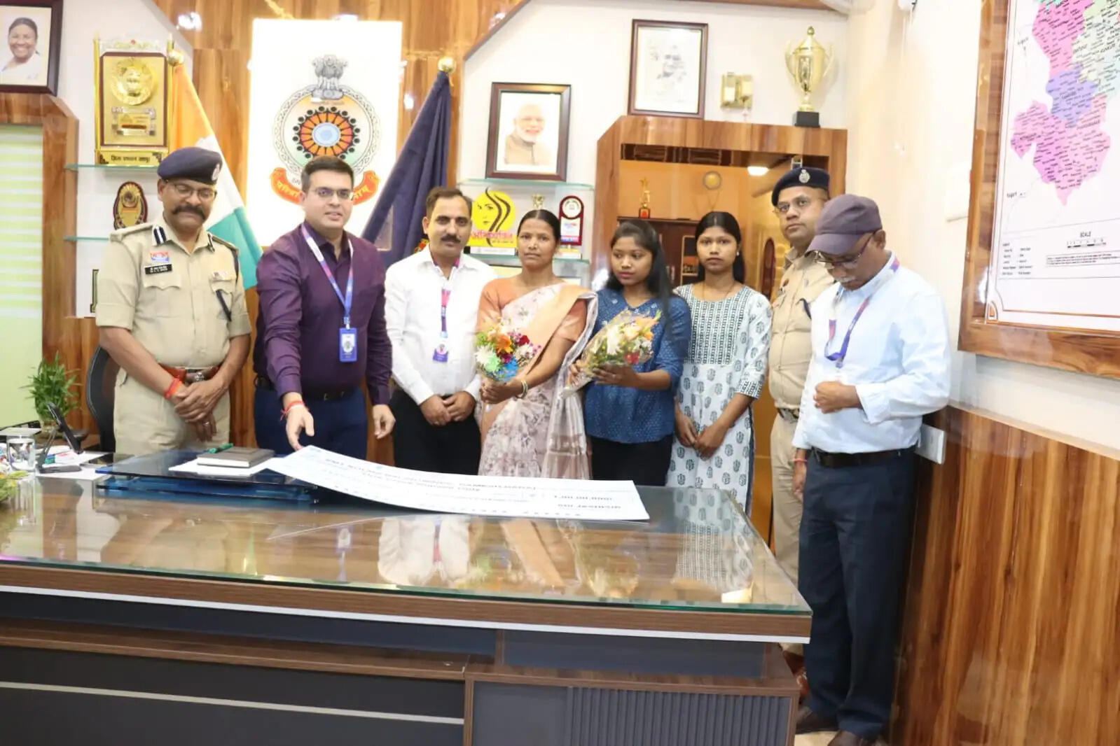 जशपुर : दिवंगत आरक्षक के परिवार को मिला 1 करोड़ रुपये का बीमा लाभ