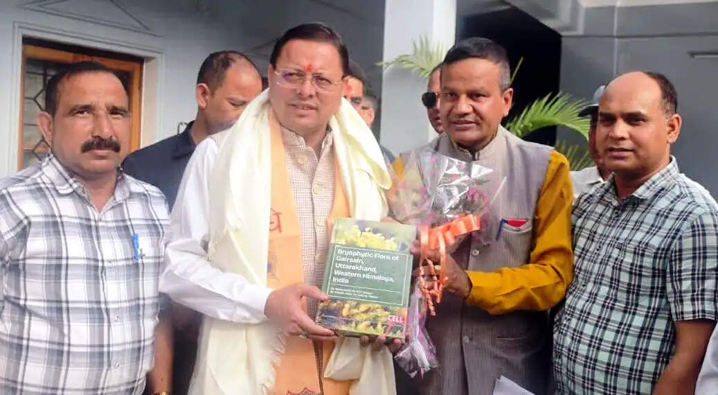मुख्यमंत्री ने ‘ब्रायोफिटिक फ्लोरा ऑफ गैरसैंण’ पुस्तक का किया विमोचन