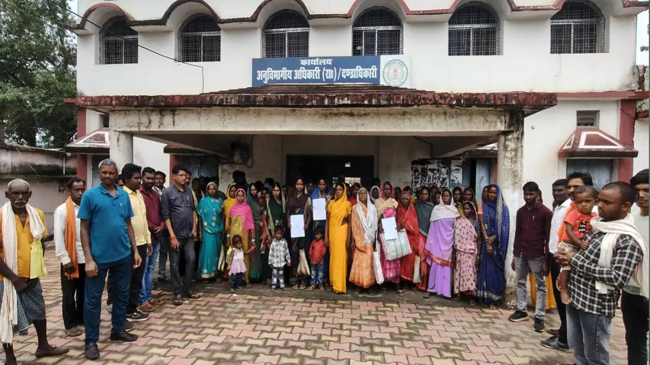 तीन माह का अंगूठा, दो माह का राशन, उचित मूल्य दुकान पर ग्रामीणों ने एसडीएम से की शिकायत