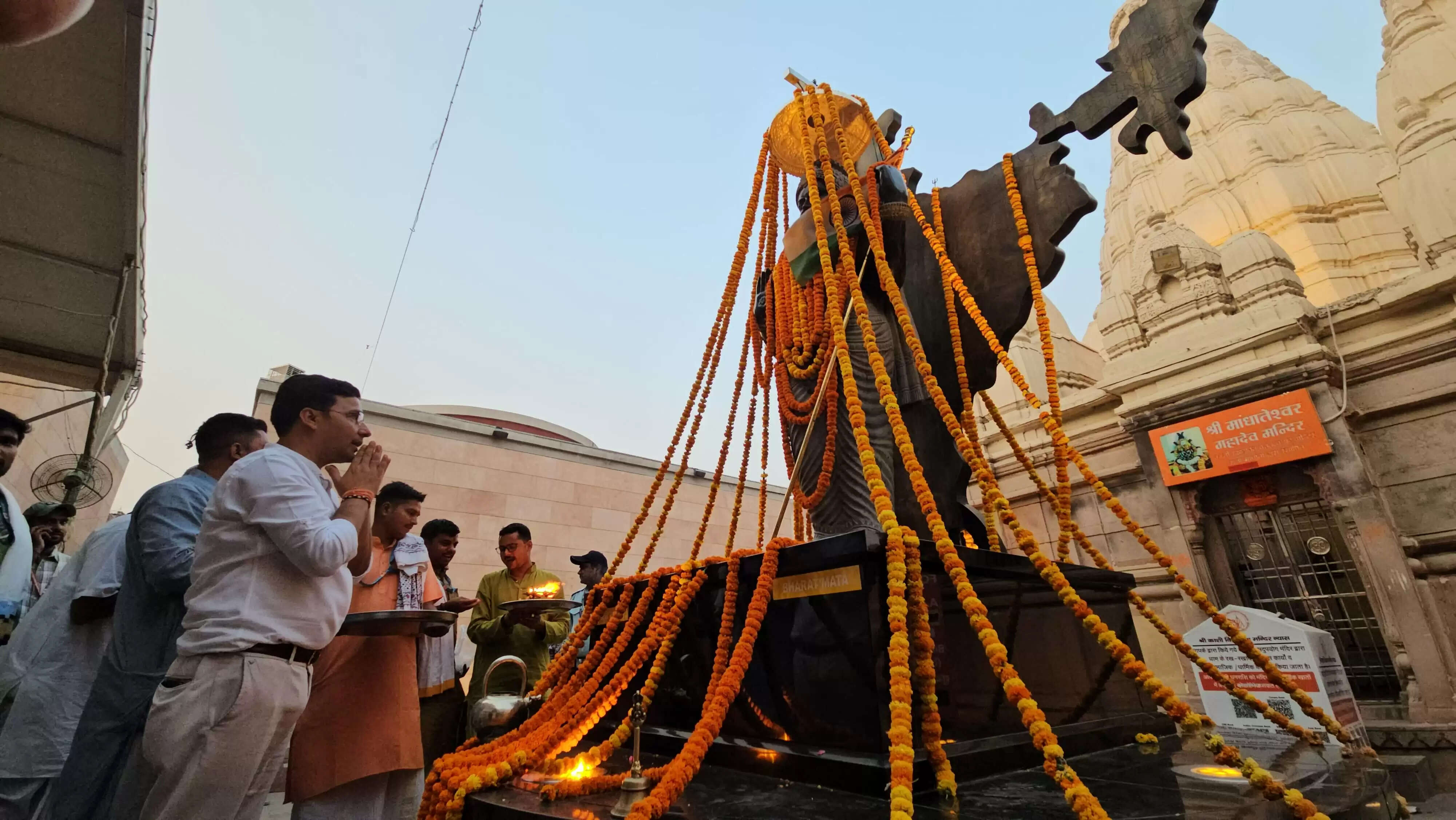श्री काशी विश्वनाथ धाम में माता अहिल्या बाई होल्कर की प्रतिमा पर रजत छत्र स्थापित