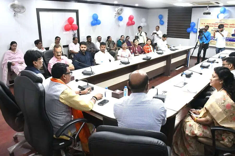 अनुसूचित जाति वर्ग के सर्वांगीण विकास के लिए पूरी प्रतिबद्धता और संवेदनशीलता से कार्य करें अधिकारी : मंत्री चौहान