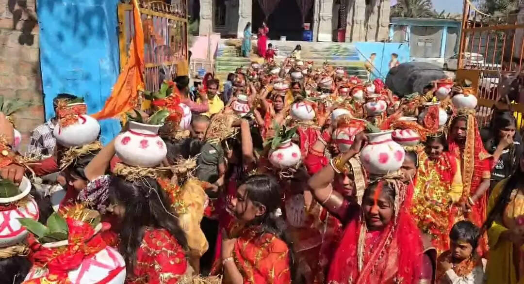 शिव परिवार प्राण प्रतिष्ठा को लेकर निकाली गई कलश शोभा यात्रा