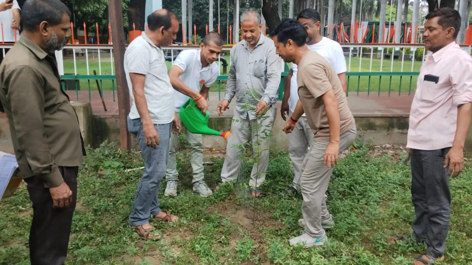 शहीद पार्क में पौधारोपण, कर्मचारियों को सौंपी पौधों की देखभाल की जिम्मेदारी