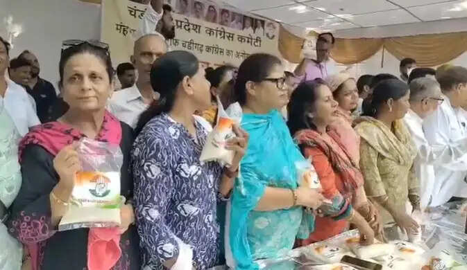 चंडीगढ़ में कांग्रेस ने लगाया चीनी का लंगर, केंद्र सरकार को घेरा