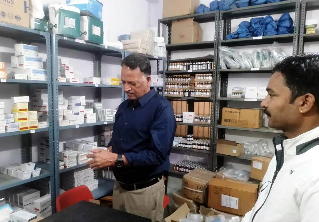 सीएचसी भीमताल व विकास खंड कार्यालय का औचक निरीक्षण, 21 कर्मचारियों का  रोका वेतन