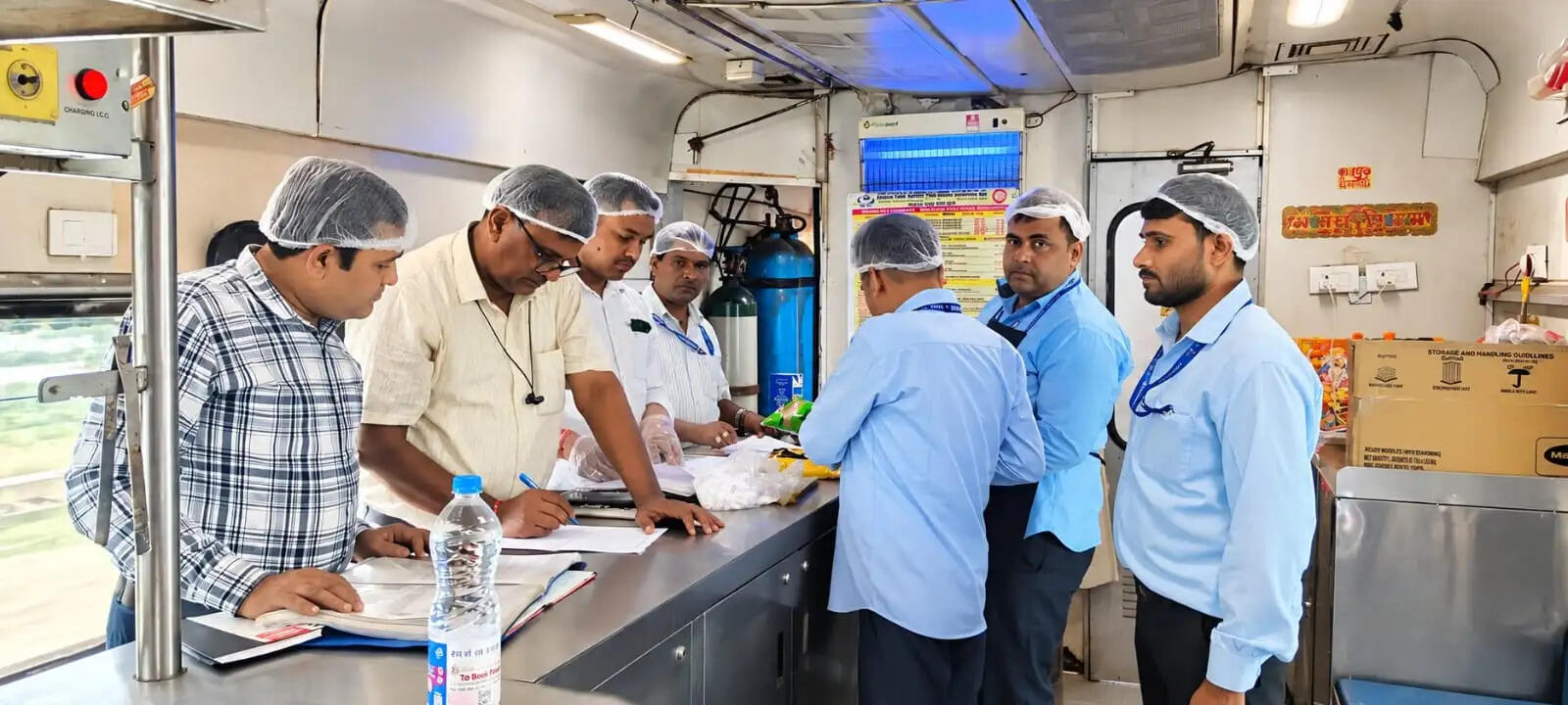मुरादाबाद रेल मंडल में गाड़ियों की पेंट्रीकार एवं स्टेशन स्टालों की सघन जांच हुई