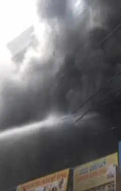 भीषण आग से सजावटी दुकान का लाखाें का नुकसान