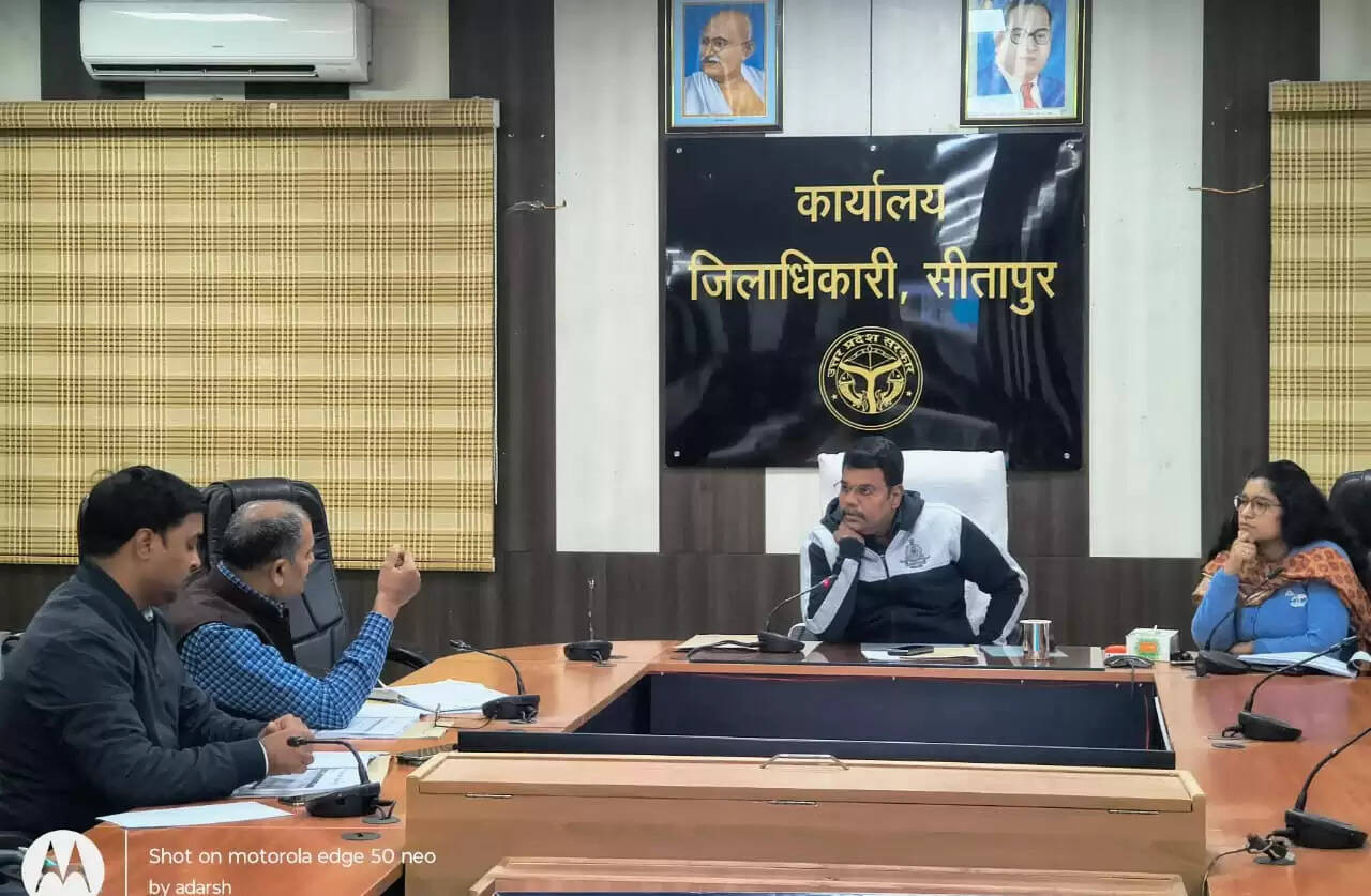 पशुपालन विभाग की बैठक में डीएम के तेवर सख्त, लापरवाही पर वेतन कटौती का निर्देश