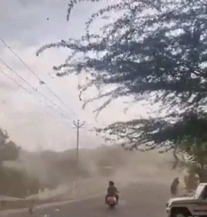 झांसी में फिर बिगड़ा मौसम,धूलभरी आंधी और बारिश ने किसानों की बढ़ाई चिंता