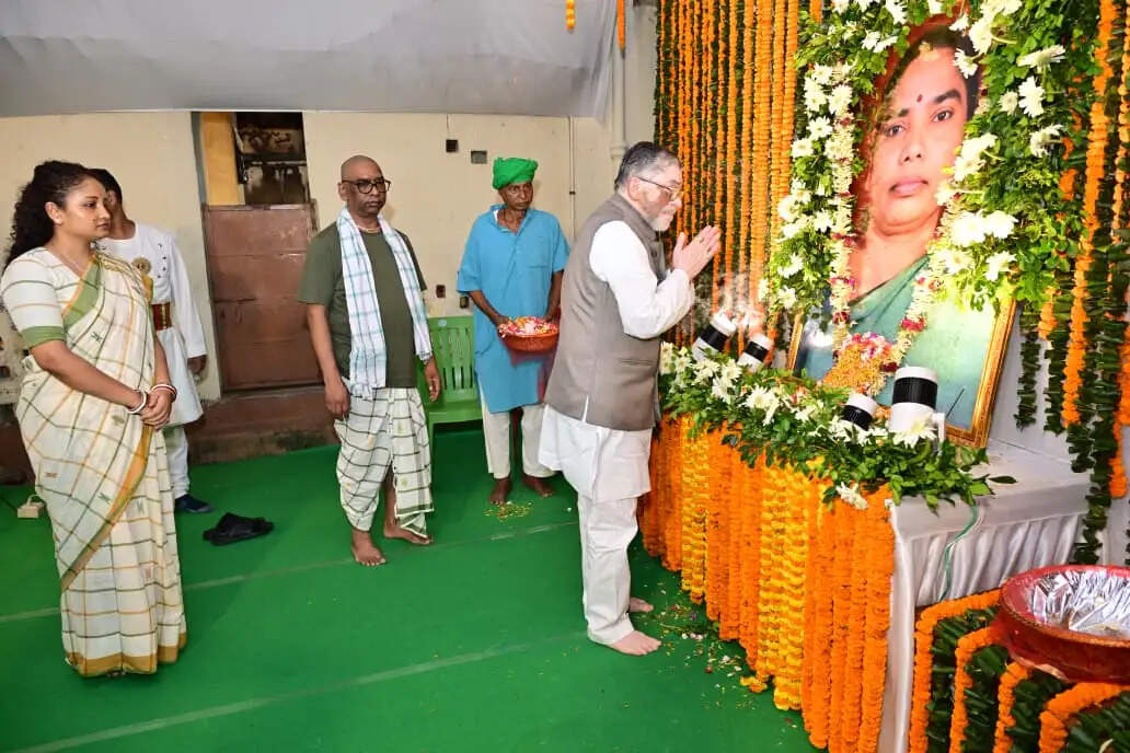 राज्यपाल संतोष कुमार गंगवार ने नेमरा पहुंचकर दिवंगत रूपी सोरेन को दी श्रद्धांजलि