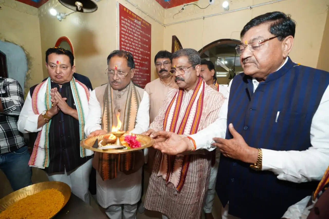 पूर्व केंद्रीय मंत्री धर्मेंद्र प्रधान व मुख्यमंत्री साय ने रामचंडी मंदिर में पूजा-अर्चना कर प्रदेश की खुशहाली एवं सुख-समृद्धि की कामना की
