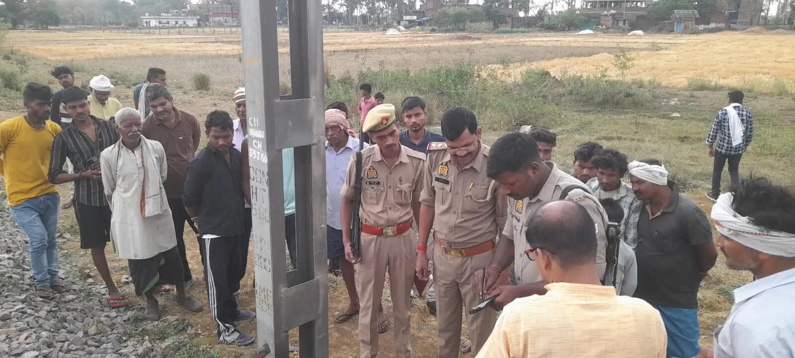 रेलवे लाइन किनारे मिला युवक का जला शव, पहचान में जुटी पुलिस