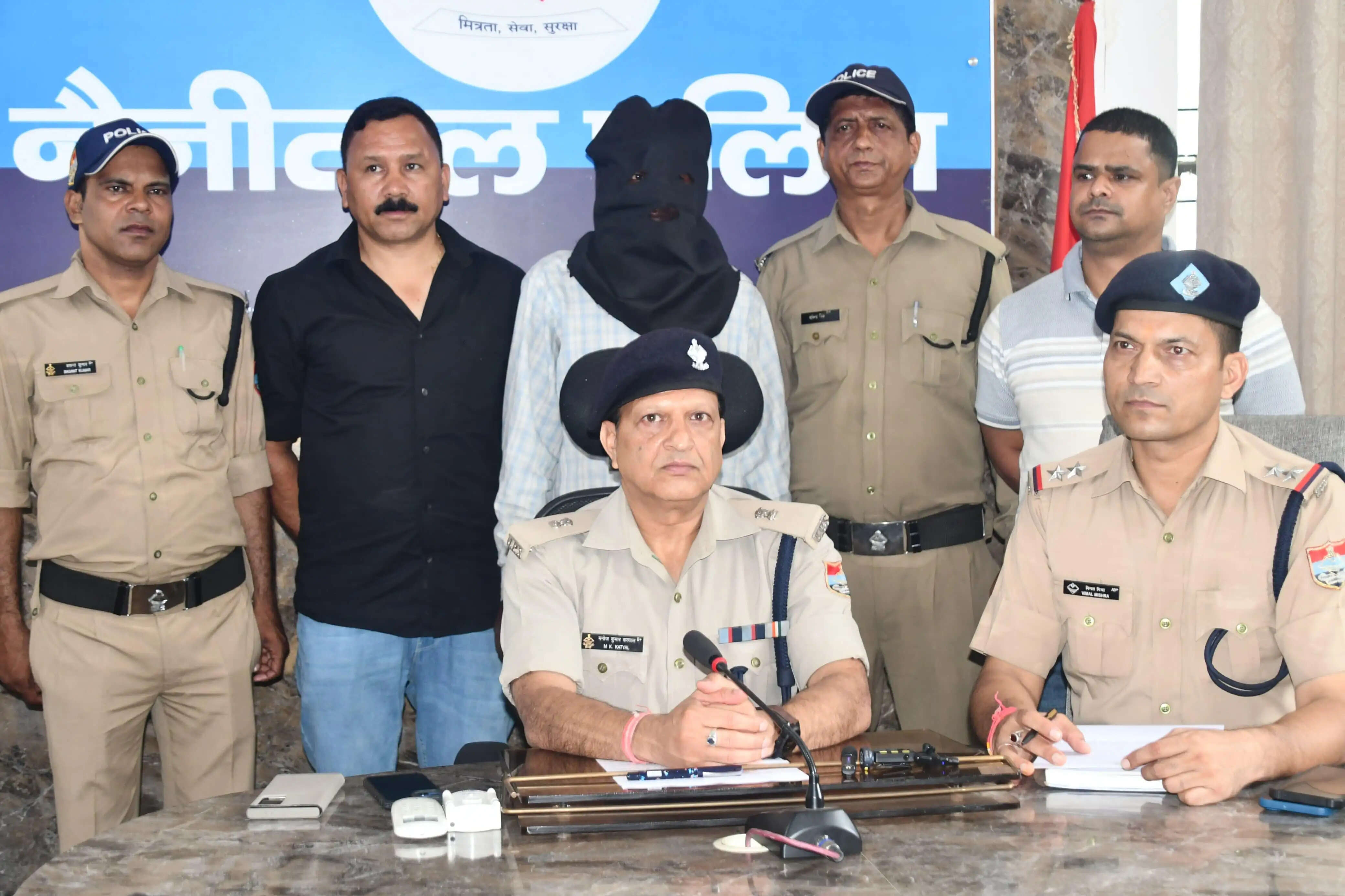 चार लाख रुपये कीमत की दो किलो से अधिक चरस के साथ तस्कर गिरफ्तार