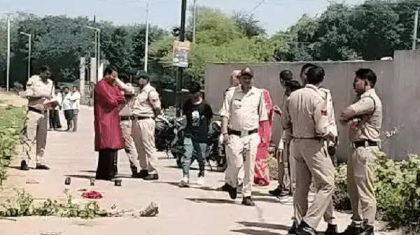 छतरपुर : दिनदहाड़े महिला की गला रेतकर हत्या, सीसीटीवी में दिखे दो संदिग्ध