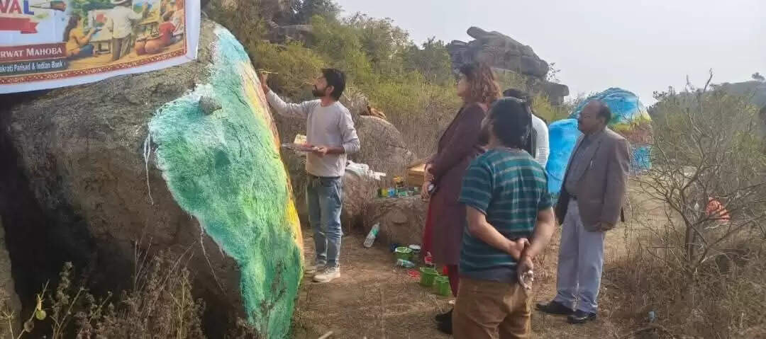 गोरखगिरि पेंटिंग फेस्टिवल में कलाकारों को डीएम ने किया पुरस्कृत