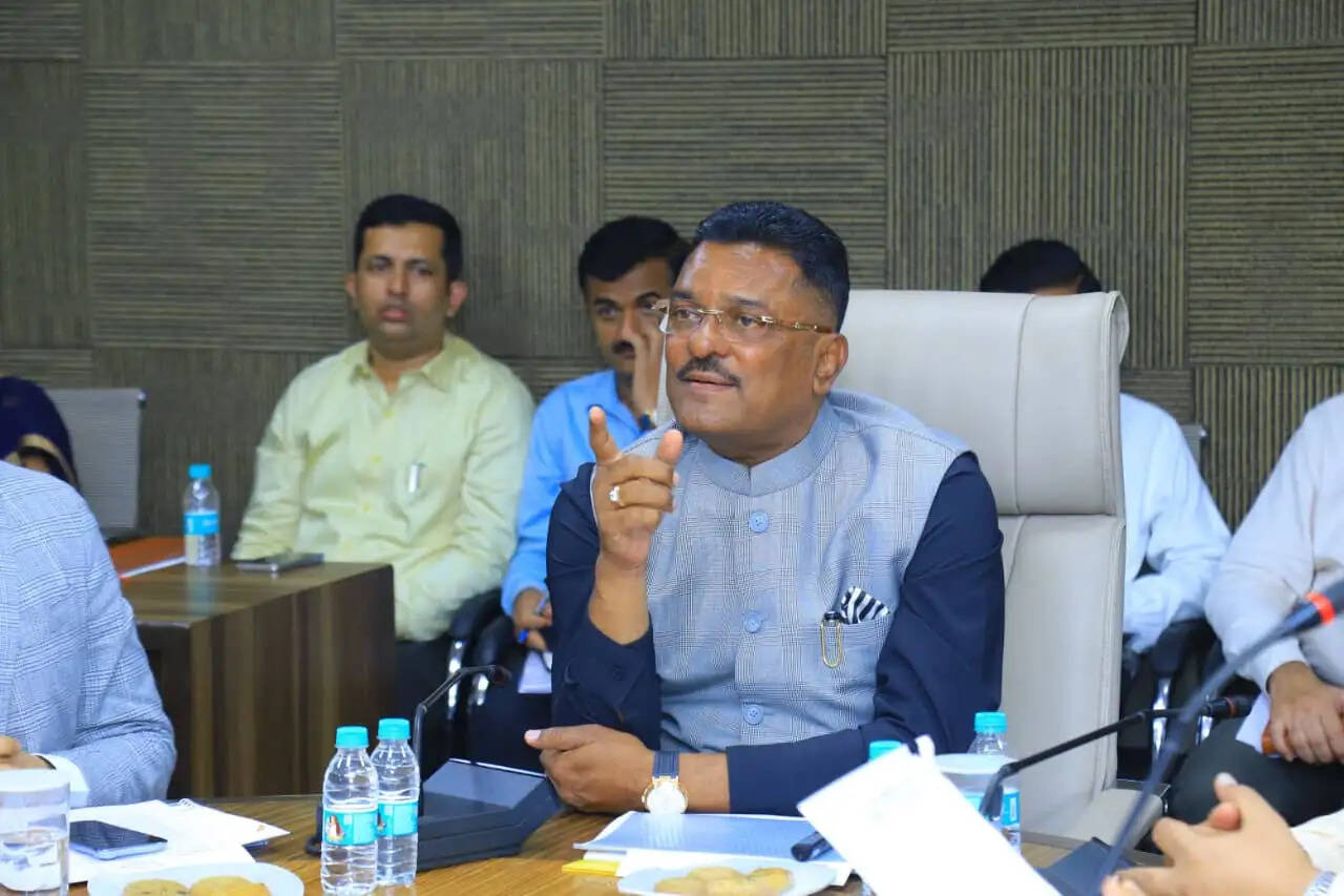 ठाणे के विकास कार्यों की परिवहन मंत्री सरनाइक ने की समीक्षा