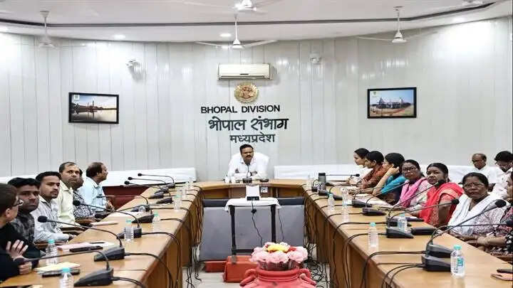विभिन्न शाखाओं में लंबित प्रकरणों का करें त्वरित निराकरणः संभागायुक्त शर्मा