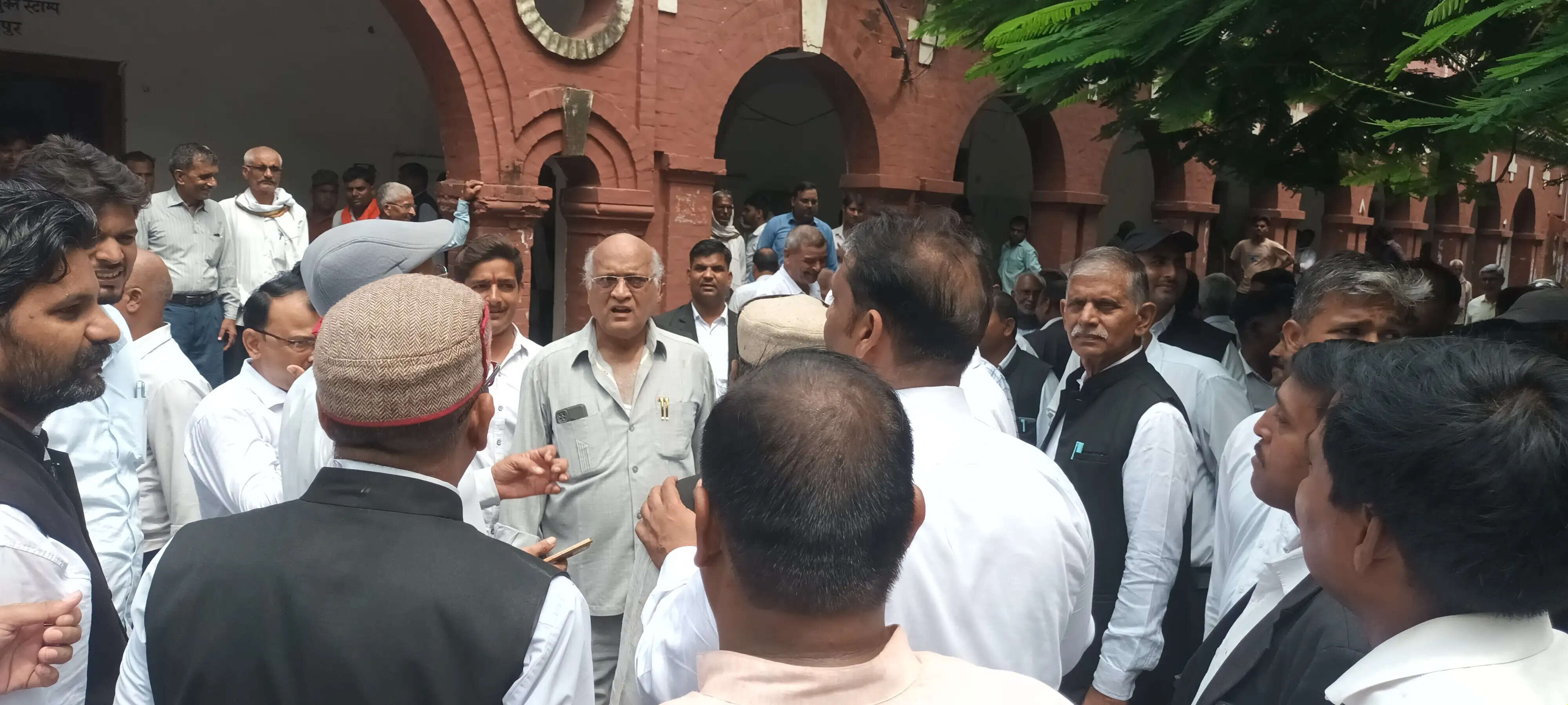 जौनपुर : हाईकोर्ट के आदेश के विरोध में सैकड़ों अधिवक्ता न्यायिक कार्य से विरत, कलेक्ट्रेट में किया प्रदर्शन