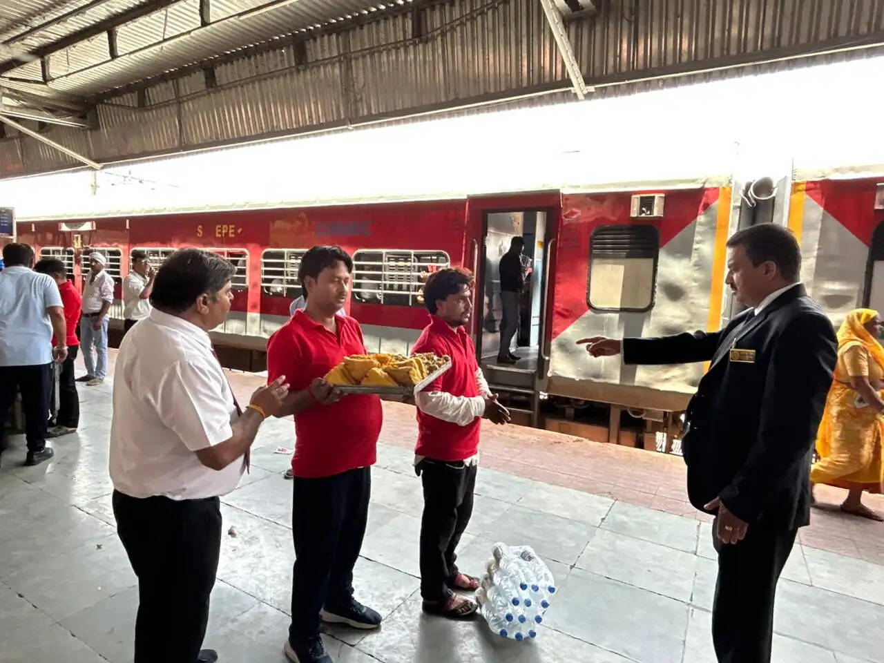 ट्रेनों में अवैध फेरीवालों पर सख्ती, बिना पहचान पत्र बिक्री पर रोक : यात्रियों को मिलेगा सुरक्षित और बेहतर सफर