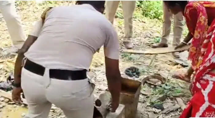 बालुरघाट में अवैध शराब के खिलाफ महिलाओं का&nbsp;अभियान, पुलिस के साथ मिलकर तोड़ी भट्टियां