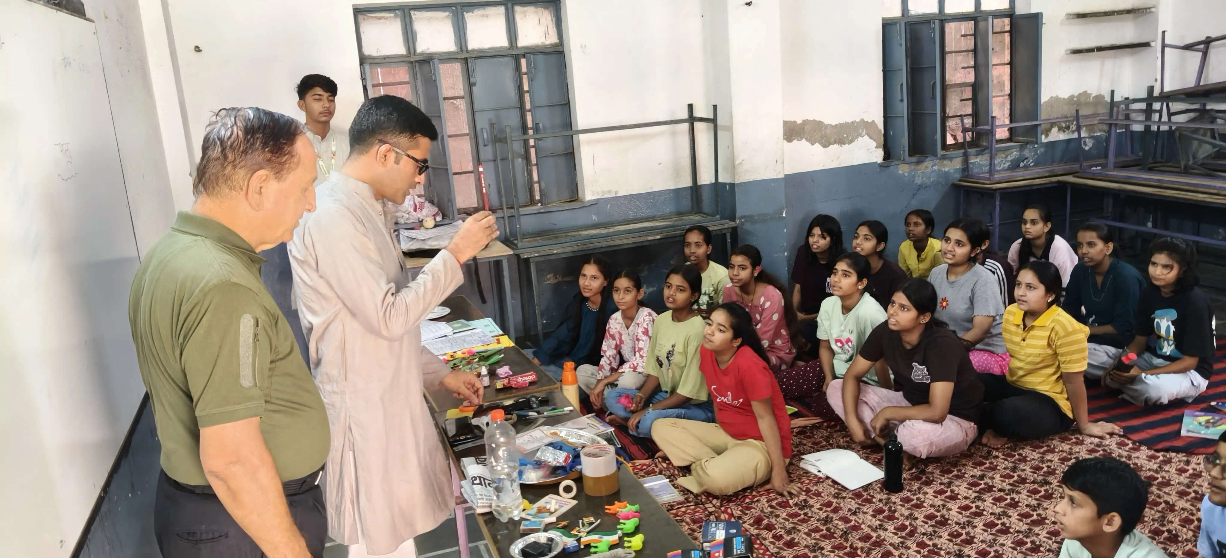पापड़ को पर्पट और पोहे को पृथुकम् बोल रहे बच्चे