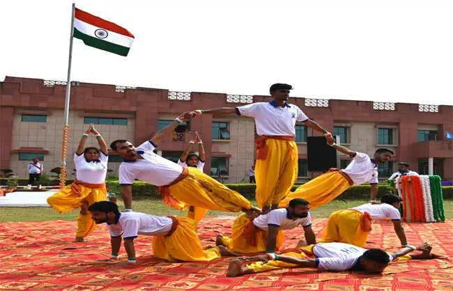 नारनाैल: केंद्रीय विश्वविद्यालय में शौर्य के साथ मना स्वतंत्रता दिवस, 40 पूर्व सैनिक सम्मानित
