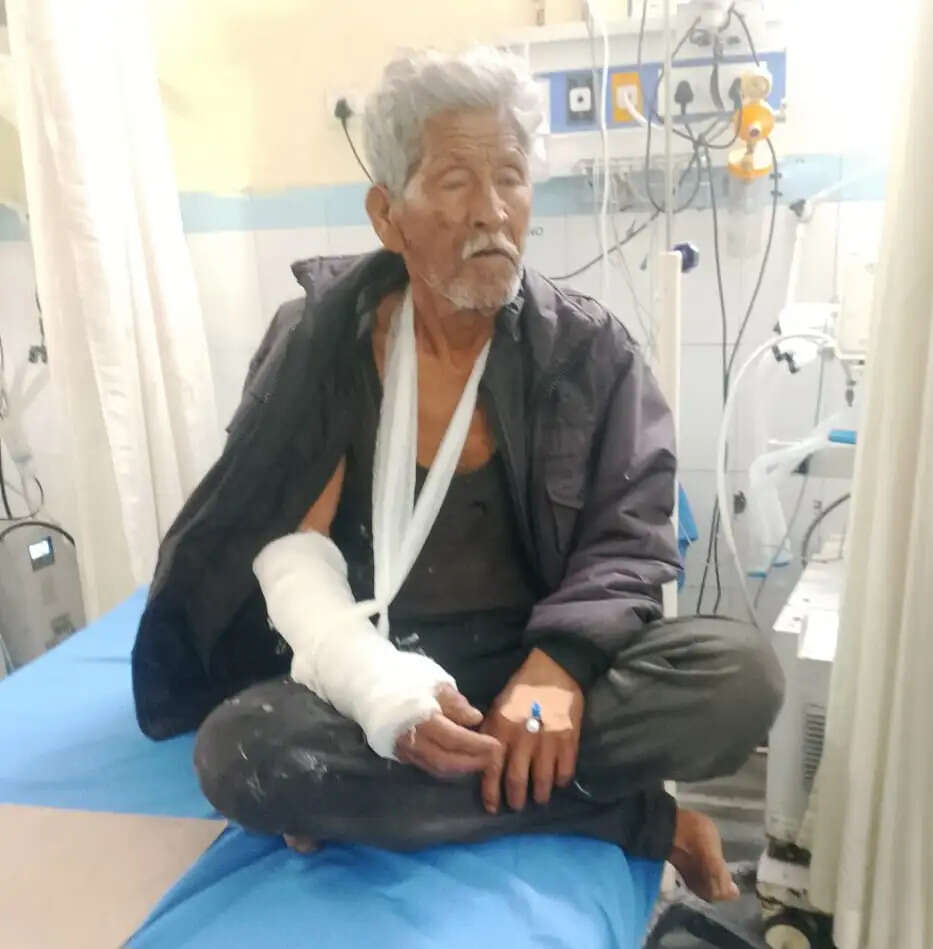 गुलदार ने किया बुजुर्ग ग्रामीण को घायल ,मेडिकल कॉलेज श्रीनगर में चल रहा है उपचार