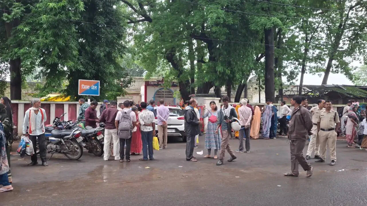 दमोह: रक्षाबंधन पर जिला जेल में बंदियों से मिलने पहुंचीं बहनें