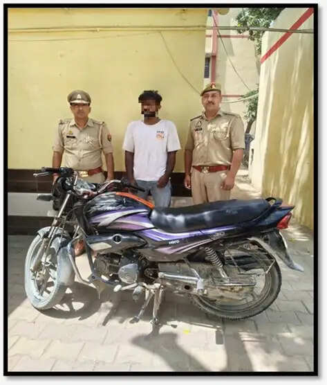 नगीना देहात पुलिस ने चोरी की बाइक सहित एक को किया गिरफ्तार