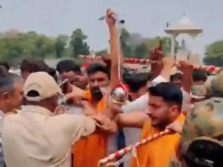 छात्रसंघ चुनाव बहाली को लेकर जयपुर में बवाल: विधानसभा कूच पर पुलिस से भिड़े छात्र