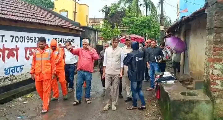 लगातार बारिश से काली पहाड़ी में राहत अभियान, कच्चे मकानों में पहुंचाई गई राहत सामग्री