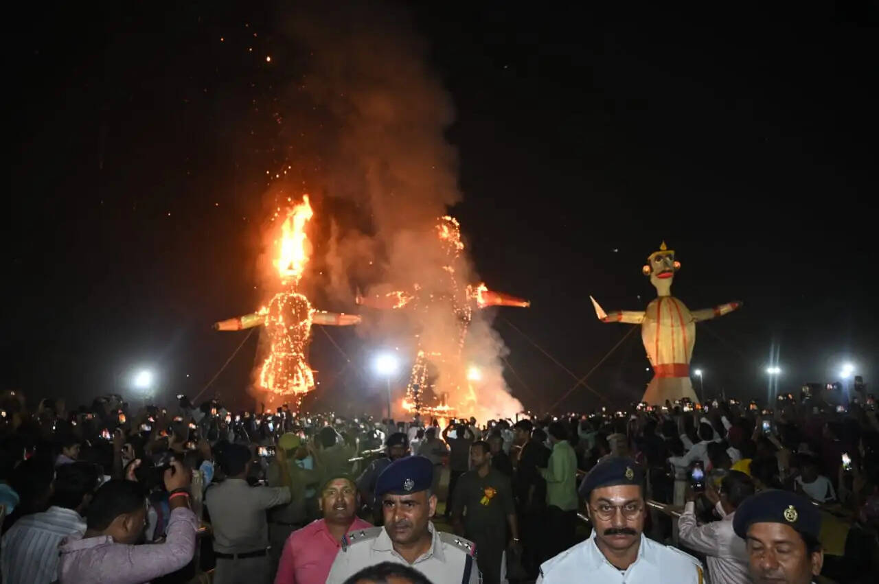 वाराणसी : असत्य पर सत्य के विजय का पर्व विजयादशमी धूमधाम से मना,धूं धूं कर जला रावण