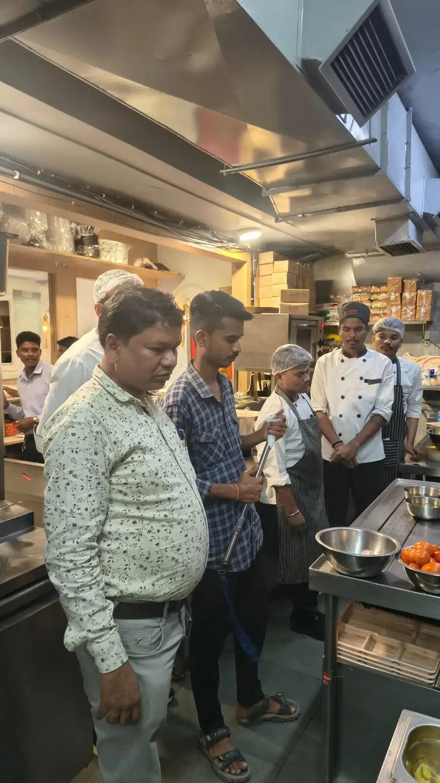 जबलपुरः खाद्य सुरक्षा अधिकारियों ने की जांच. बासी खाद्य सामग्री पाये जाने पर लिए सेम्पल