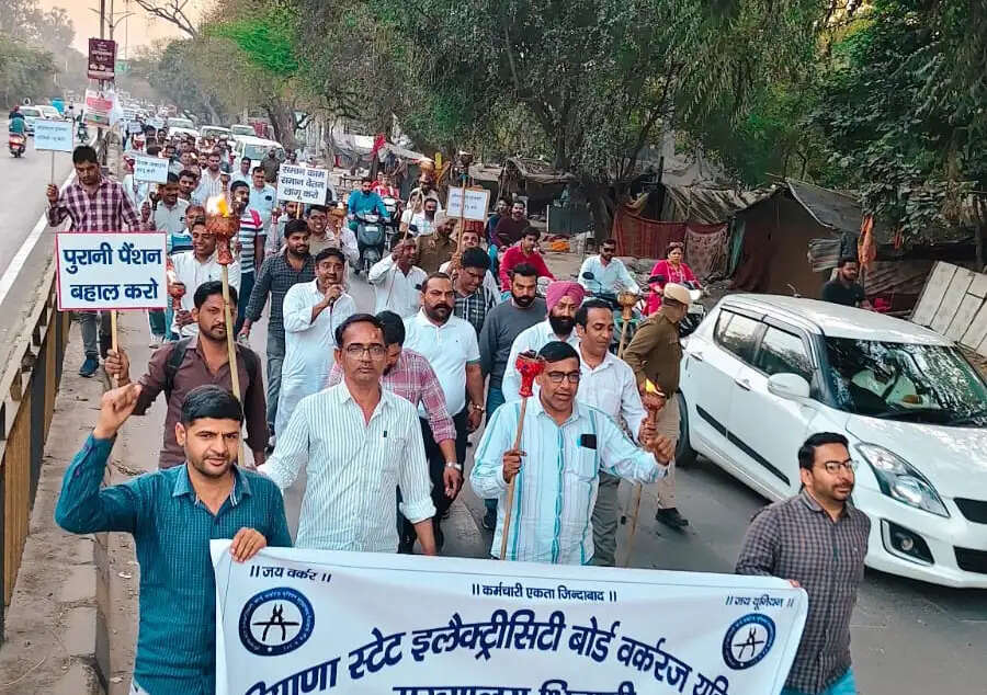 सिरसा: बिजली कमचारियों ने मांगों को लेकर निकाला मशाल जुलूस