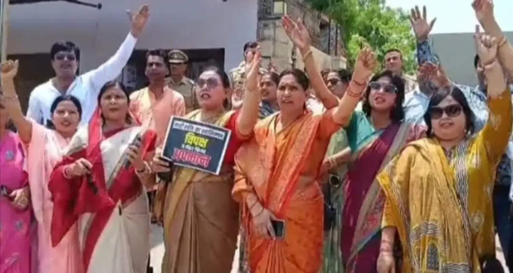 सपा सांसद के आवास के बाहर महिलाओं ने किया प्रदर्शन