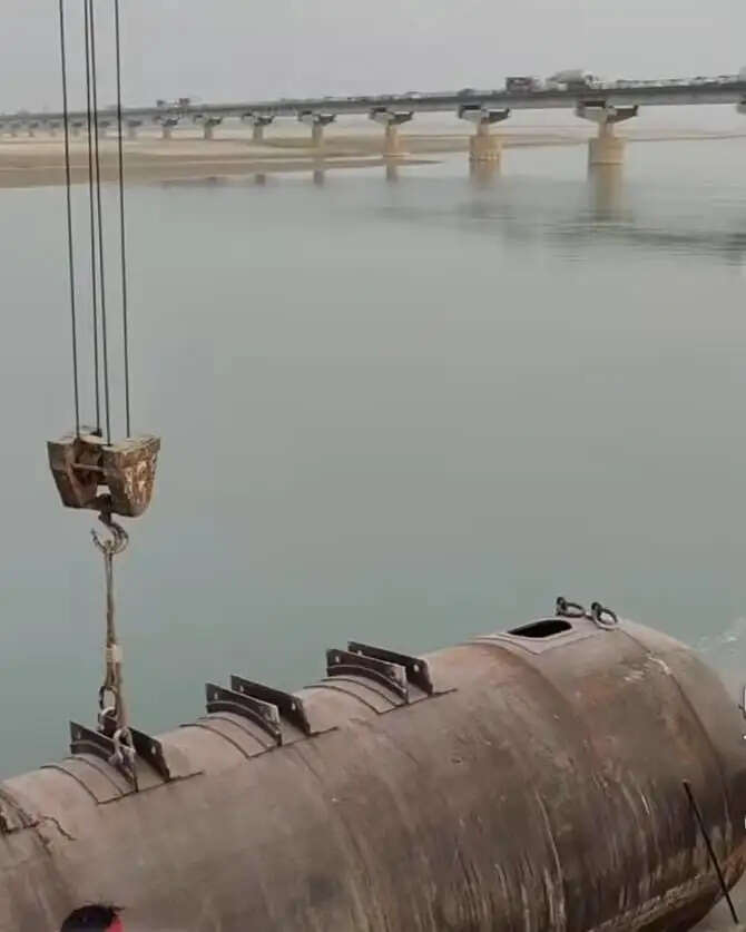 घाघराघाट में वैकल्पिक पीपे पुल का निर्माण शुरू, डेढ़ माह में तैयार करने का लक्ष्य