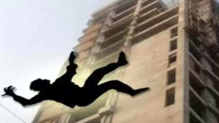 12वीं मंजिल से कूदकर दुकानदार ने की आत्महत्या