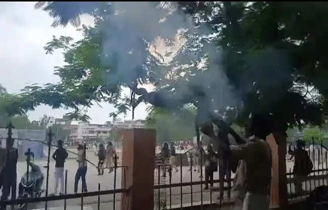(लीड) बिहार बंद के दौरान कई जिलों में हिंसा: पटना में लाठीचार्ज, सीवान में फायरिंग और पथराव, शिक्षा मंत्री के इस्तीफे के बाद थमा आंदोलन