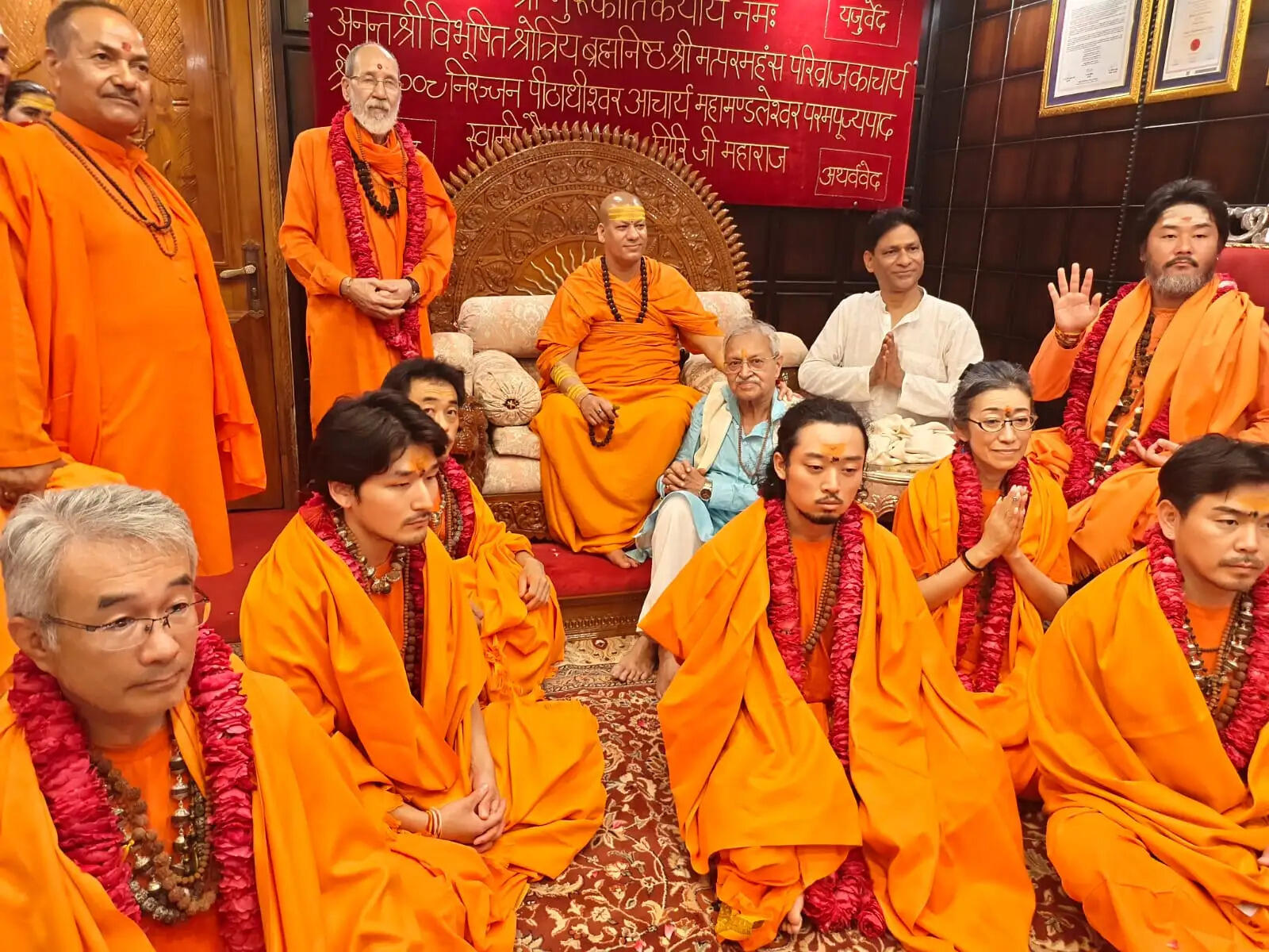 जापानी श्रद्धालुओं ने श्री दक्षिण काली मंदिर में की पूजा-अर्चना, छह जापानी संत बनेंगे निरंजनी अखाड़े के महामंडलेश्वर
